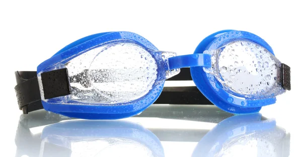 Blauwe zwemmen bril met druppels geïsoleerd op wit — Stockfoto