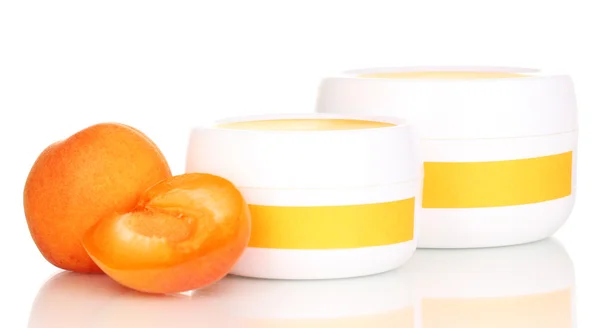 Gläser Sahne mit saftigen Aprikosen isoliert auf weiß — Stockfoto