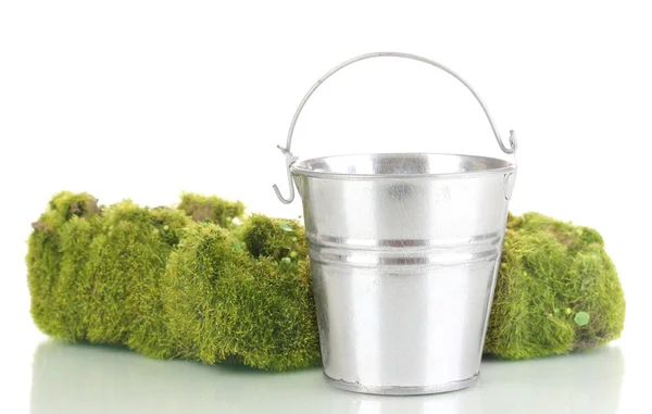 Cubo de musgo y metal verde aislado en blanco — Foto de Stock