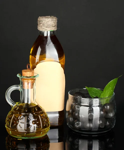 Üveg olívaolaj és kis decanter elszigetelt fekete háttér — Stock Fotó
