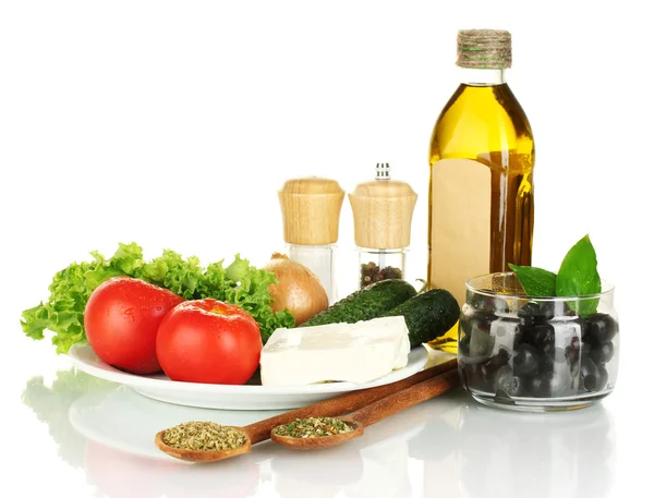 Ingredienti per un'insalata greca isolata su fondo bianco — Foto Stock