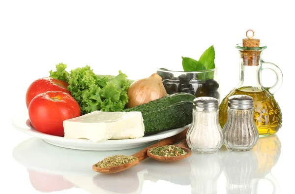 Ingrediënten voor een Griekse salade geïsoleerd op witte achtergrond — Stockfoto