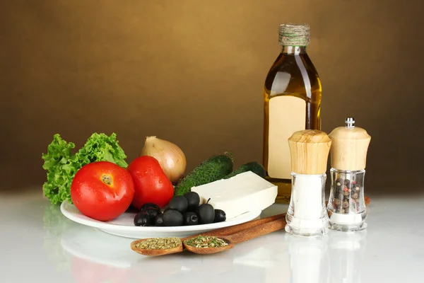 Ingrediënten voor een Griekse salade op bruine achtergrond close-up — Stockfoto