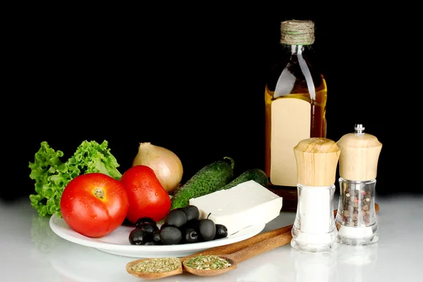 Ingredientes para uma salada grega em fundo preto — Fotografia de Stock