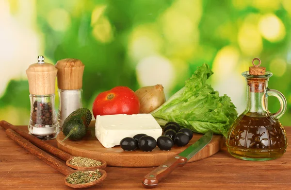 Ingredienser för en grekisk sallad på grön bakgrund närbild — Stockfoto