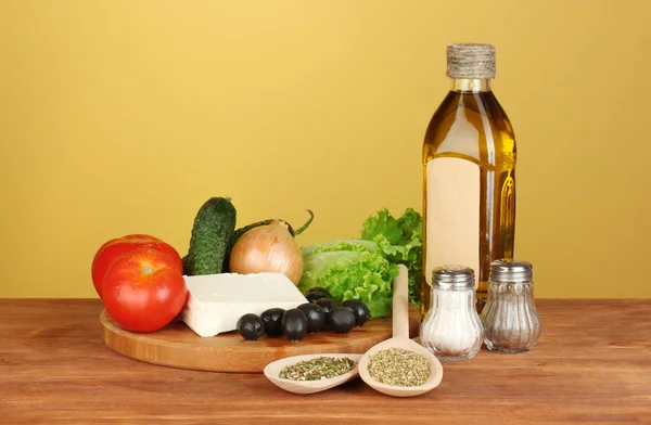Ingredientes para una ensalada griega sobre fondo marrón de cerca —  Fotos de Stock