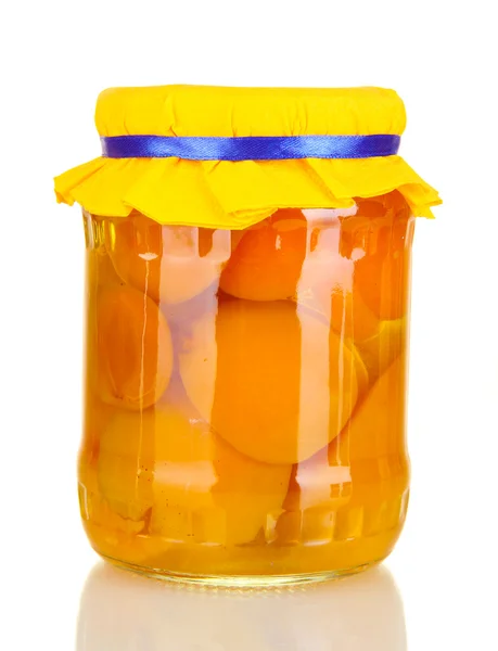 Krukke med konserverte aprikoser isolert på hvit – stockfoto