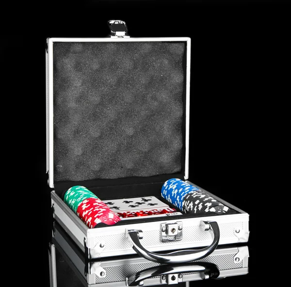 Juego de poker en estuche metálico aislado sobre fondo negro — Foto de Stock