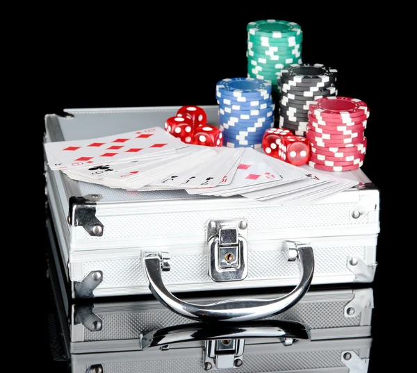 Juego de póquer sobre una caja metálica aislada sobre fondo negro — Foto de Stock