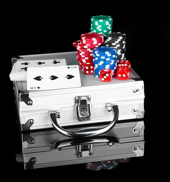 Poker impostato su un caso metallico isolato su sfondo nero — Foto Stock