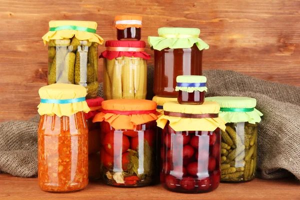 缶詰の野菜と果物木製の背景のクローズ アップの jar ファイル — ストック写真