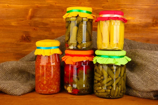 緑の背景のクローズ アップでの野菜の缶詰の jar ファイル — ストック写真