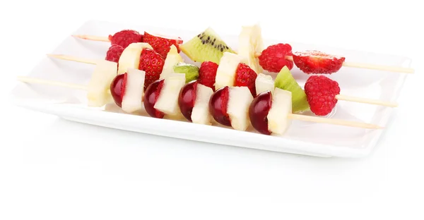Смешанные фрукты и ягоды на шампуре изолированы на белом — стоковое фото