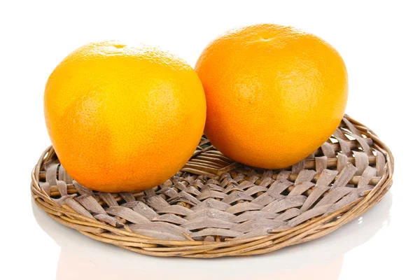 孤立在白色的柳条垫上成熟葡萄柚 — 图库照片