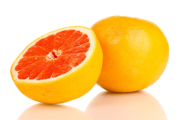 Reife Grapefruit und halb isoliert auf weiß — Stockfoto