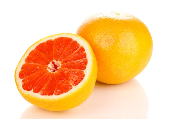 Mogen grapefrukt och hälften isolerade på vit — Stockfoto