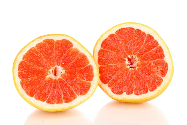 Två halvor av mogen grapefrukt isolerad på vit — Stockfoto