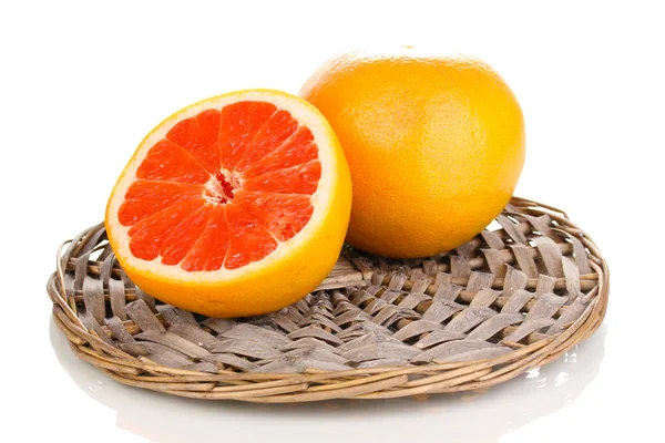 Hälften av mogen grapefrukt på wicker matta isolerad på vit — Stockfoto