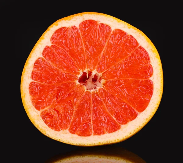 De helft van rijp grapefruit geïsoleerd op zwart — Stockfoto