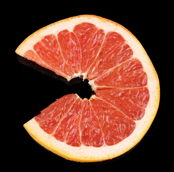 Scheibe Grapefruit isoliert auf schwarz — Stockfoto
