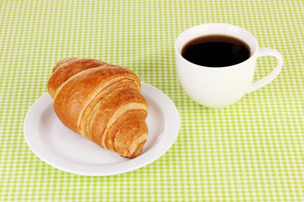 Klassieke ontbijt. koffie en croissants — Stockfoto