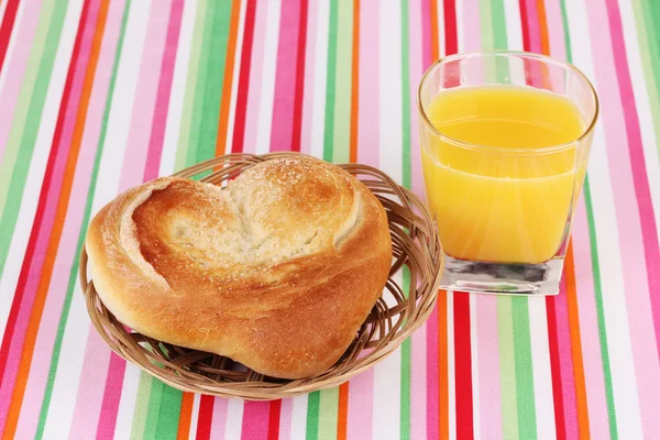 Klasické snídaně. pomerančová šťáva a buchta — Stock fotografie