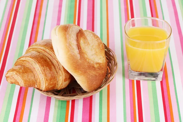 Pequeno-almoço clássico. Sumo de laranja com pão e croissant — Fotografia de Stock