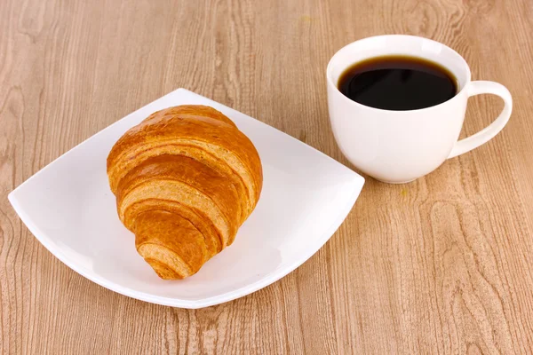 Klasyczna śniadanie. kawy i rogalika — Zdjęcie stockowe