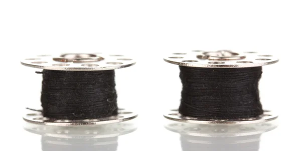 Metalowe szpule nici na białym tle — Zdjęcie stockowe