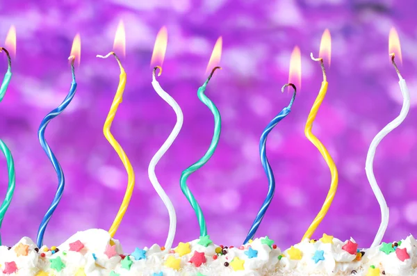 Vackra födelsedag ljus på lila bakgrund — Stockfoto
