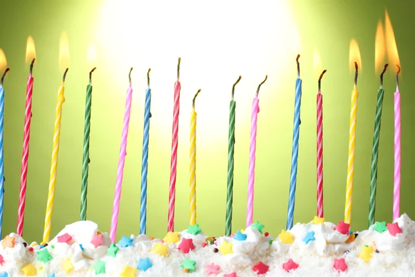Belas velas de aniversário no fundo verde — Fotografia de Stock
