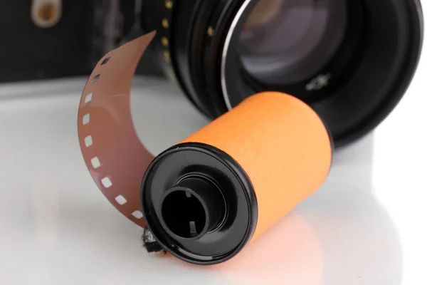 Nueva película fotográfica en cartucho y fotocámara aislada en blanco —  Fotos de Stock