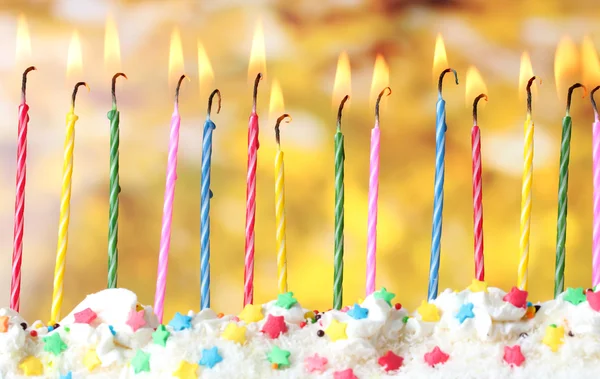 Hermosas velas de cumpleaños sobre fondo amarillo — Foto de Stock