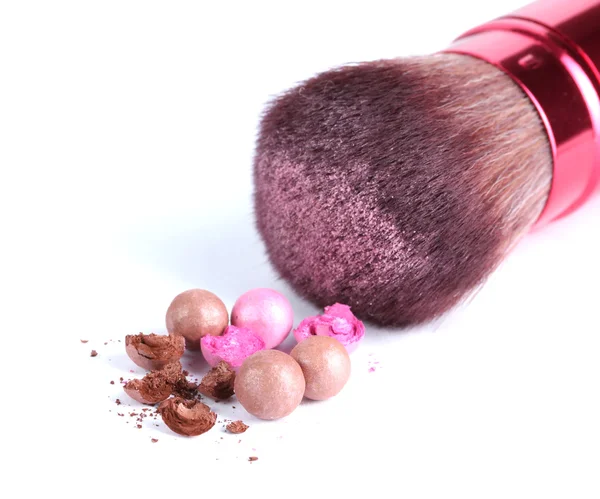 Rode borstel voor make-up met poeder ballen geïsoleerd op wit — Stockfoto
