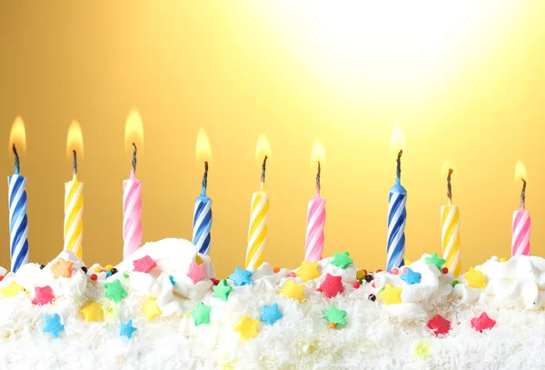 Szép születésnapi gyertya, sárga háttér — Stock Fotó