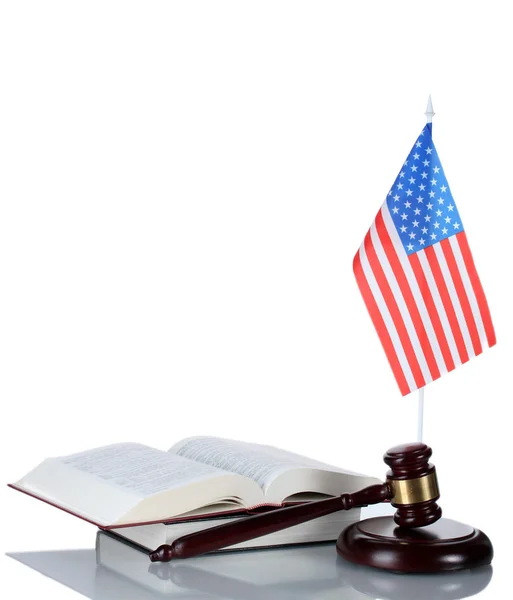 Sędzia młotek, książki i amerykańską flagę na białym tle — Zdjęcie stockowe