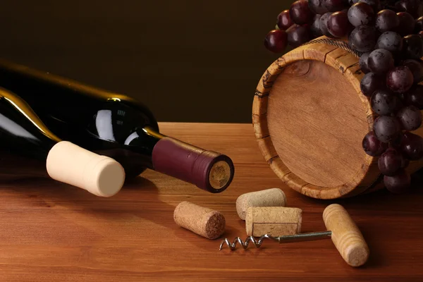 ワインセラー。ワインのボトルと runlet の組成 — ストック写真
