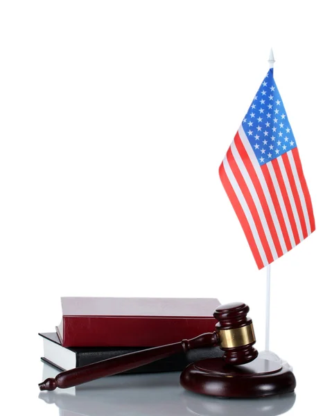 Juez martillo, libros y bandera americana aislados en blanco — Foto de Stock