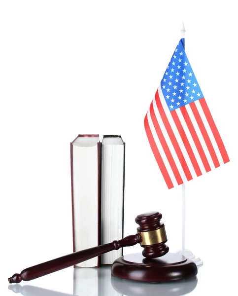 法官的小木槌、 书籍和孤立在白纸上的美国国旗 — 图库照片