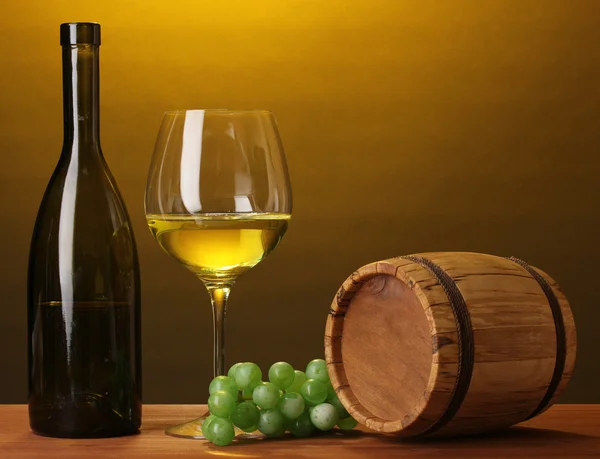Im Weinkeller. Zusammensetzung von Weinflasche und Runlet — Stockfoto