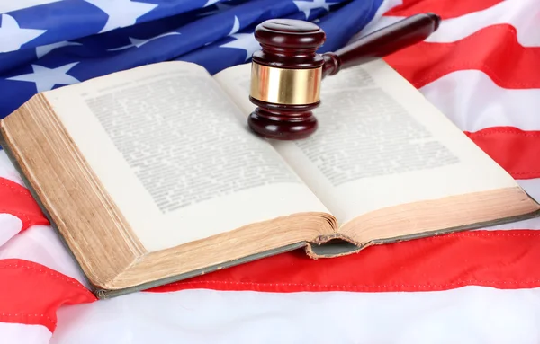 Giudice martelletto e libro su sfondo bandiera americana — Foto Stock