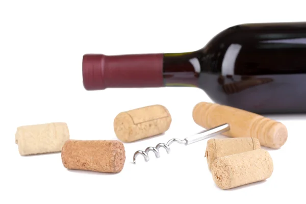 Botella de vino con sacacorchos y tapones aislados en blanco —  Fotos de Stock