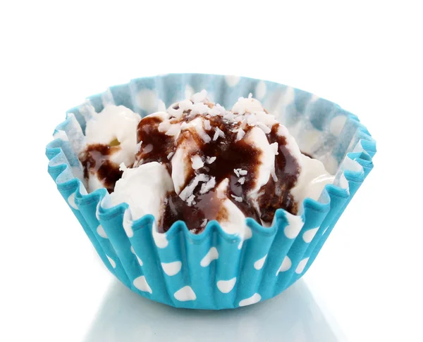 Cupcake cremoso isolato su bianco — Foto Stock