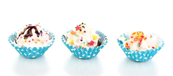 Cremige Cupcakes isoliert auf Weiß — Stockfoto