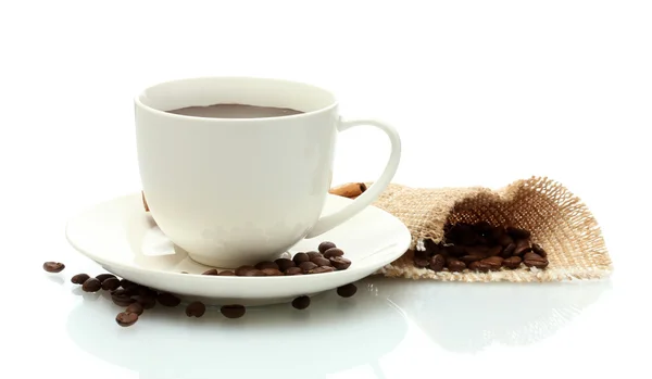 白に隔離されたコーヒーと豆のカップ — ストック写真