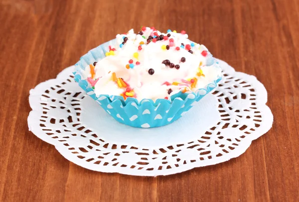 Creamy cupcake on wooden background — Stock Photo, Image