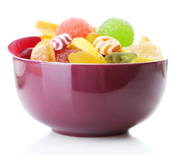 Caramelos de gelatina de colores en tazón púrpura aislado en blanco —  Fotos de Stock
