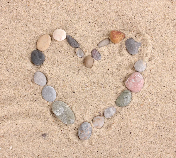 Piedras de amor sobre arena —  Fotos de Stock