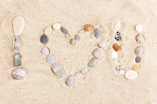 Kärlek-stenar på sand — Stockfoto