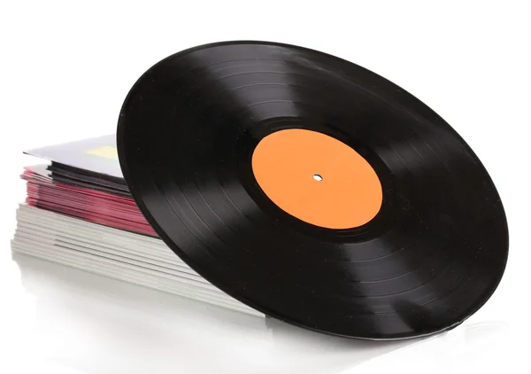 Svart vinyl record och bunt med tidningar isolerad på vit — Stockfoto